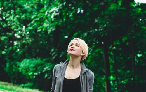 Frau mit geschlossenen Augen - Glücklicheres Leben: