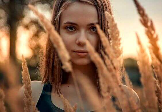 Den Tapferen gehört die Welt - Frau in einem Weizenfeld