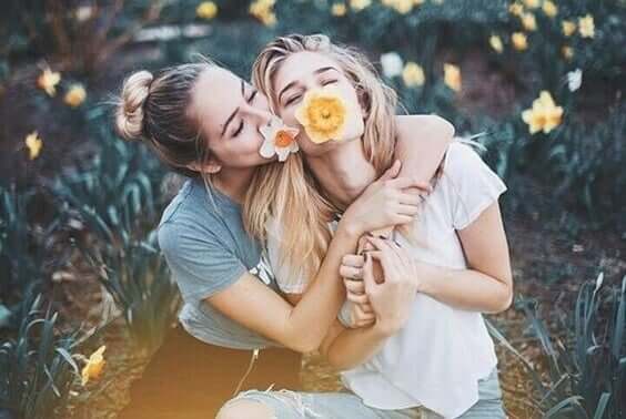 freundlich sein - zwei Frauen haben Spaß zusammen