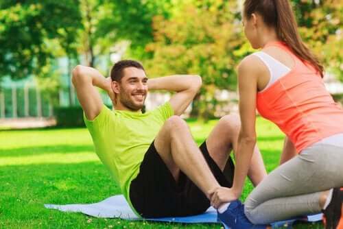 Mann und Frau beim Sport im Park