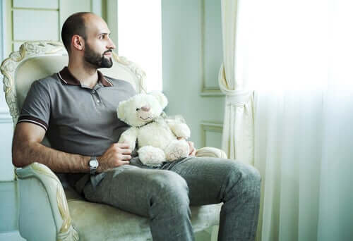Peter-Pan-Syndrom - Mann mit Teddybär
