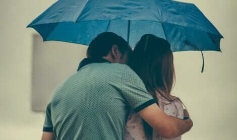 Unreife und reife Liebe - Paar unter einem Regenschirm