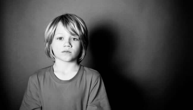 Vergessene Kinder - trauriger Junge