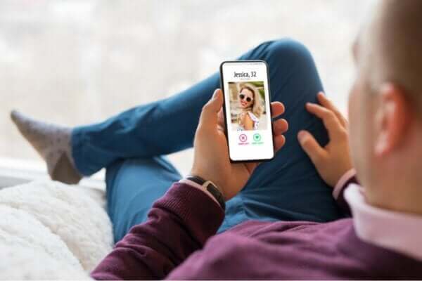 Emotionale Bindungen - Mann mit einer Dating-App