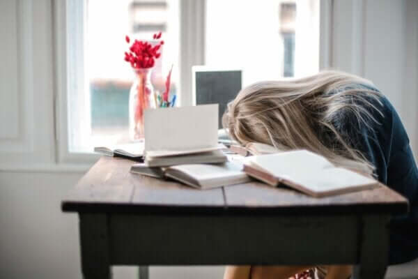 Extreme Müdigkeit - Frau schläft am Schreibtisch