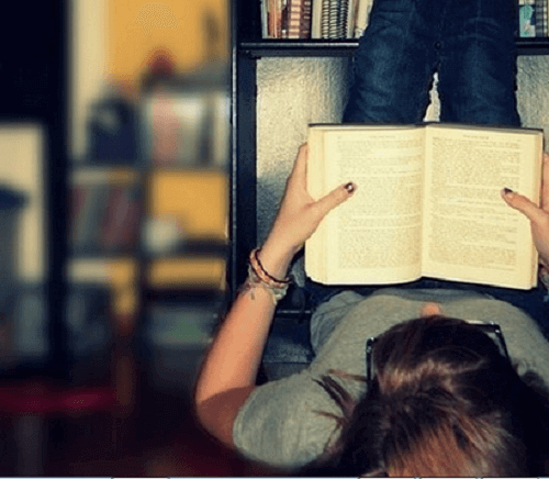 Geist trainieren - Frau liest ein Buch