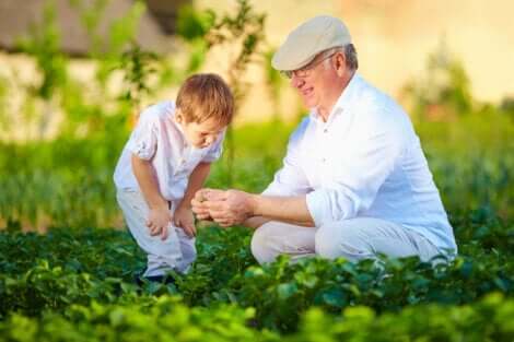 In einer ländlichen Umgebung - Großvater mit Enkelkind