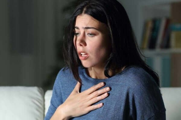 Panikattacke oder eine Angstattacke - Frau mit Problemen beim Atmen