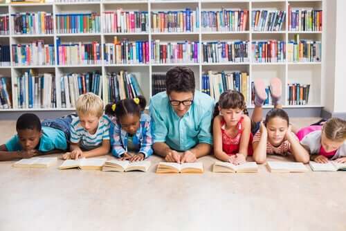 Qualitäten eines guten Lehrers - Lehrer mit Schülern beim Lesen