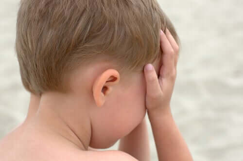 Schreien schadet - weinender Junge hält sich Hände vor sein Gesicht