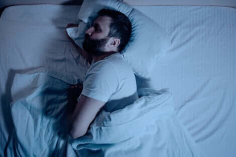 Tiefschlaftherapie - schlafender Mann im Bett