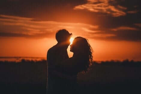 Unreife und reife Liebe - Paar im Sonnenuntergang
