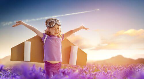 kognitive Entwicklung von Kindern - Kind mit Flügeln in Fantasiewelt