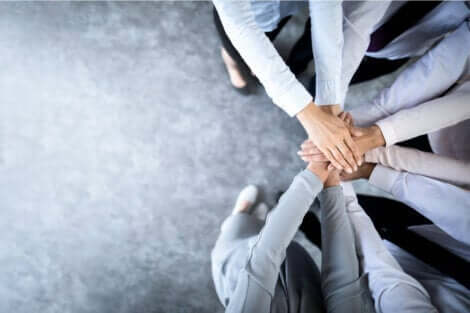 synthetisches Denken - Team hält Hände übereinander