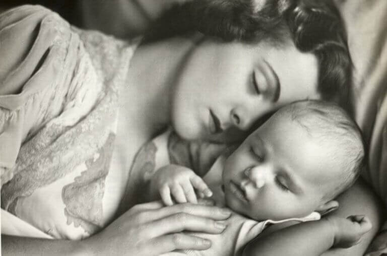 Baby im Arm der Mutter