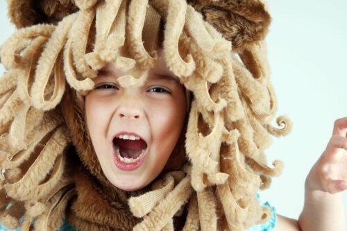 Ein Kind, das sich als Löwe verkleidet