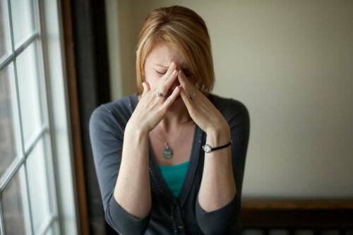 Frau leidet an einer emotionalen Krise