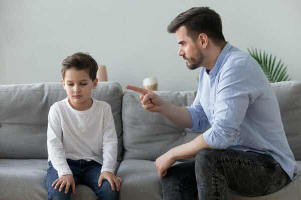Ehrlichkeit und - Vater schimpft seinen Sohn