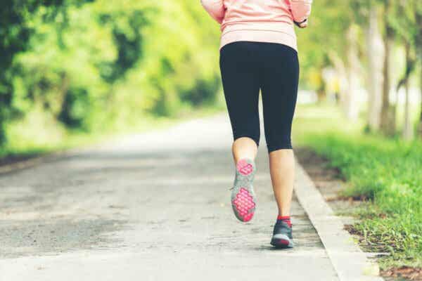 Endorphine - Frau joggt im Wald