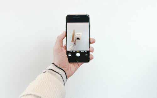 Extimität - Mann macht ein Foto mit dem Smartphone