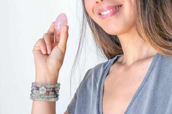 Kegel-Übungen - Frau mit einem Rosenquarz