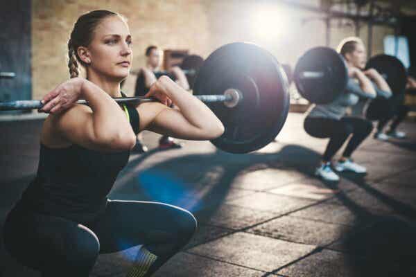 Metabolischer Stress - Frau beim Gewicht heben
