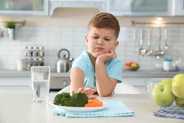 Nahrungsmittelphobien - Kind schiebt Teller mit Gemüse von sich weg