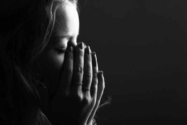 Verlust eines geliebten Menschen - weinende Frau