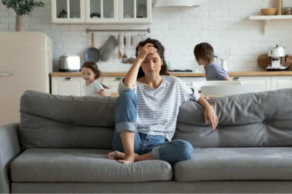 die Geduld - gestresste Mutter auf dem Sofa - auch positiver Stress kann belastend sein