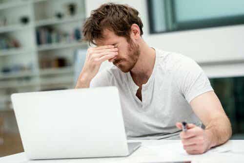 prokrastinieren - erschöpfter Mann vor dem Laptop