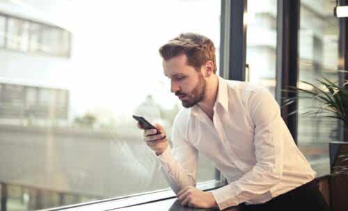 Extimität - Mann schaut auf sein Smartphone