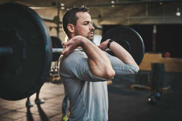 Metabolischer Stress - Mann beim Gewicht heben