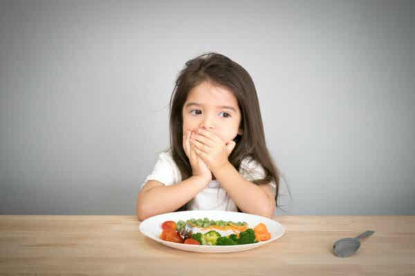 Nahrungsmittelphobien - Kind bedeckt sich den Mund