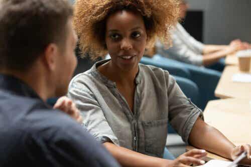 Normalisierung - Mann und Frau in einem Gespräch