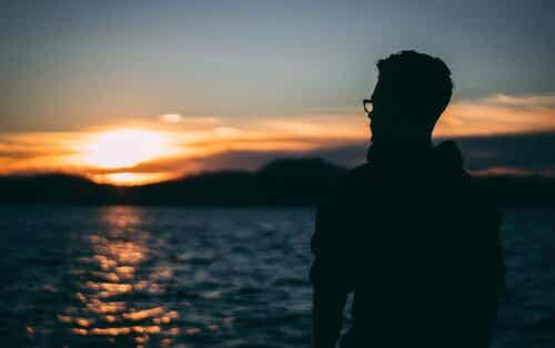 an Veränderungen anpassen - Mann am Meer