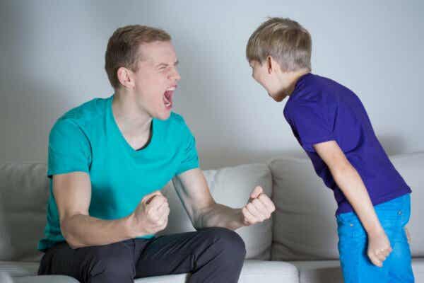 die Geduld verlieren - Vater schreit seinen Sohn an