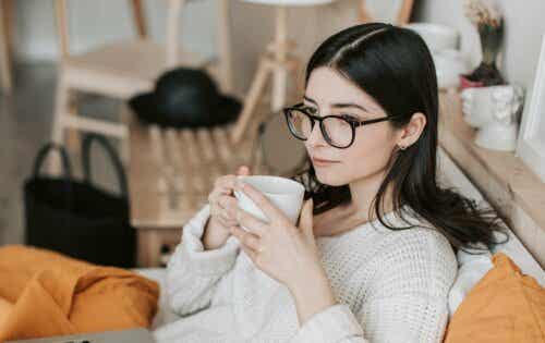 prokrastinieren - Frau mit einer Tasse Kaffee