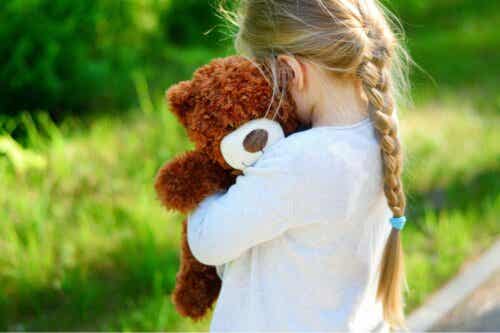von einem Elternteil verlassen - Mädchen umarmt ihren Teddy