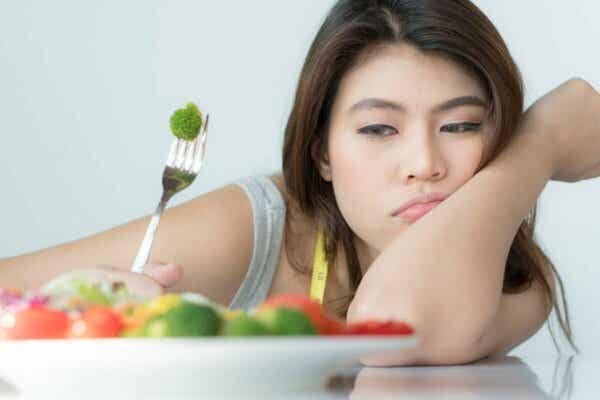 Nahrungsmittelphobien - Frau mit Unlust auf Essen