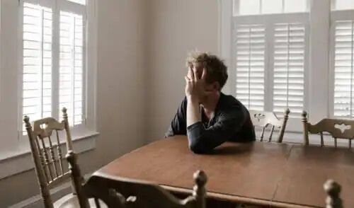 Ein Mann leidet unter einem Erschöpfungssyndrom.