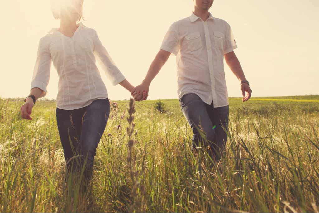 glückliches paar möchte zusammenziehen