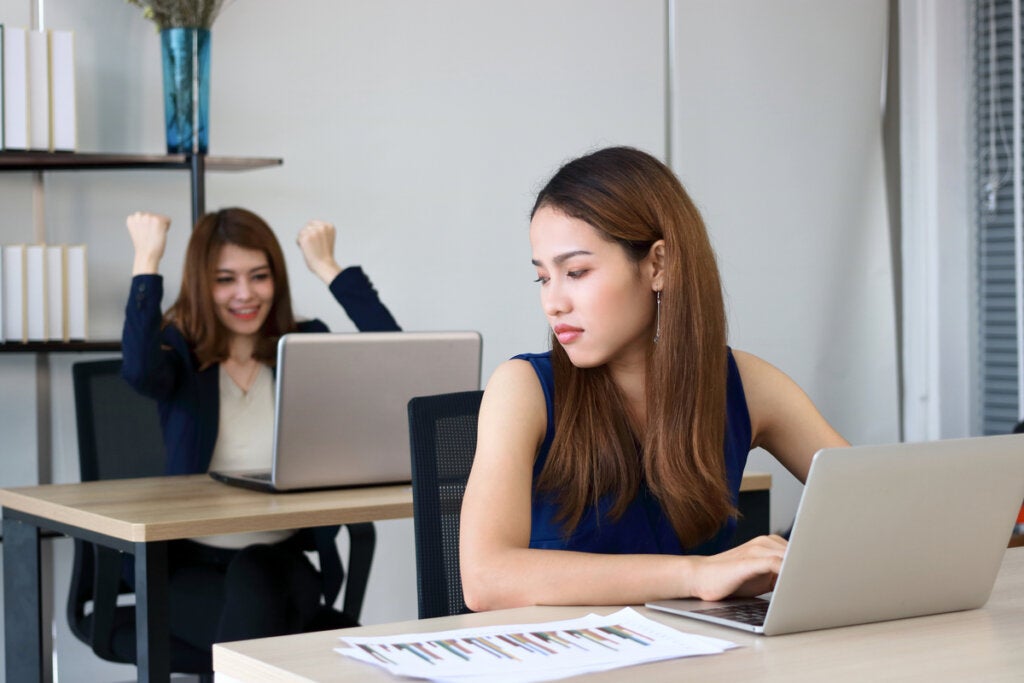 Neid und Missgunst am Arbeitsplatz: 5 Anzeichen