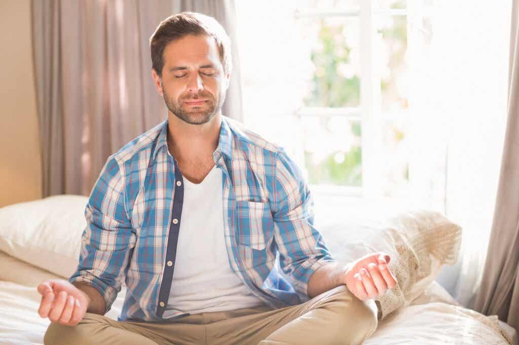 Mann glaubt an Wirkung von Mindfulness