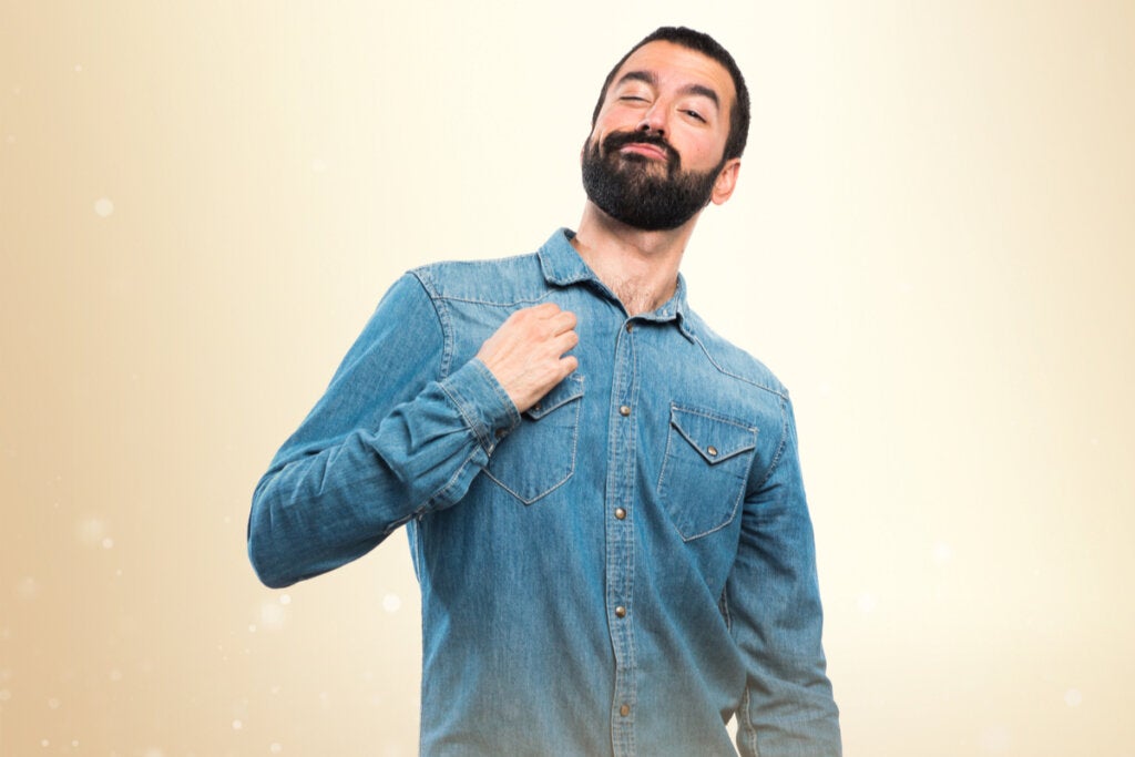 Narzisstischer Mann, der auf sich selbst zeigt