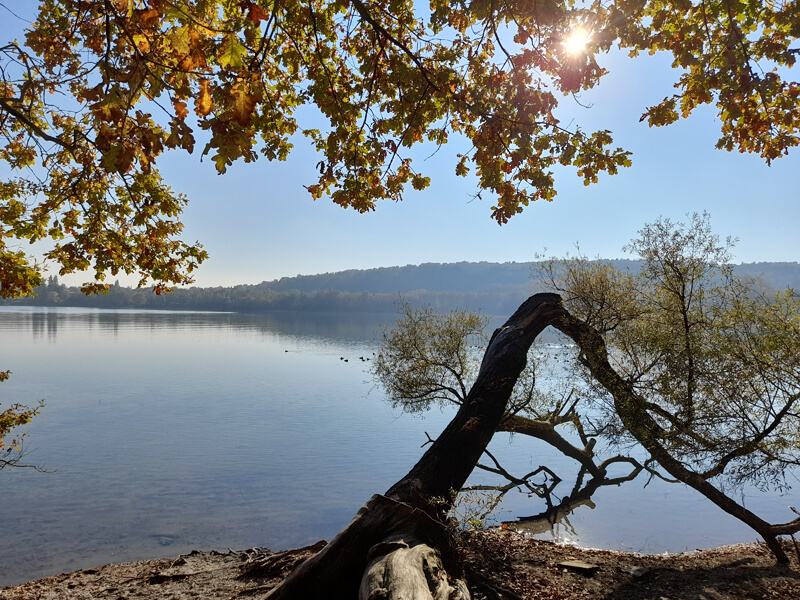 am Wasser über Wunschperlen meditieren