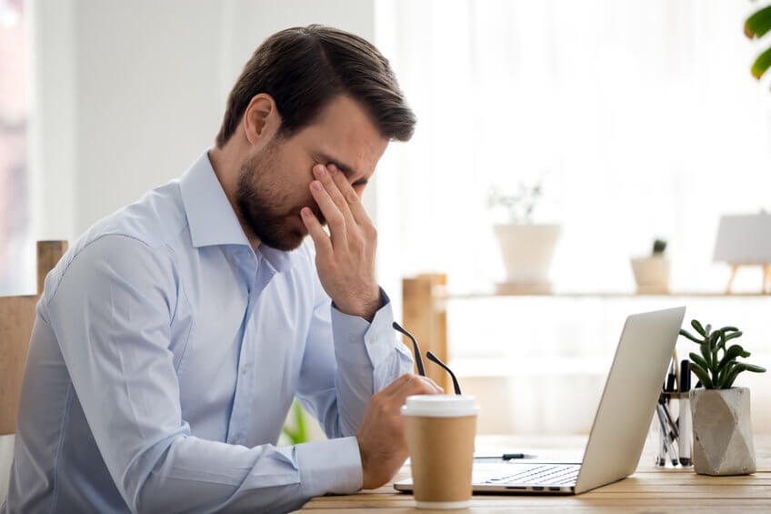 Mann hat psychogene Kopfschmerzen