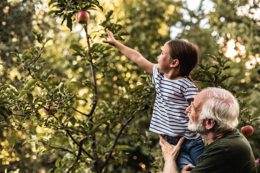 Opa mit Enkelkind in der Natur