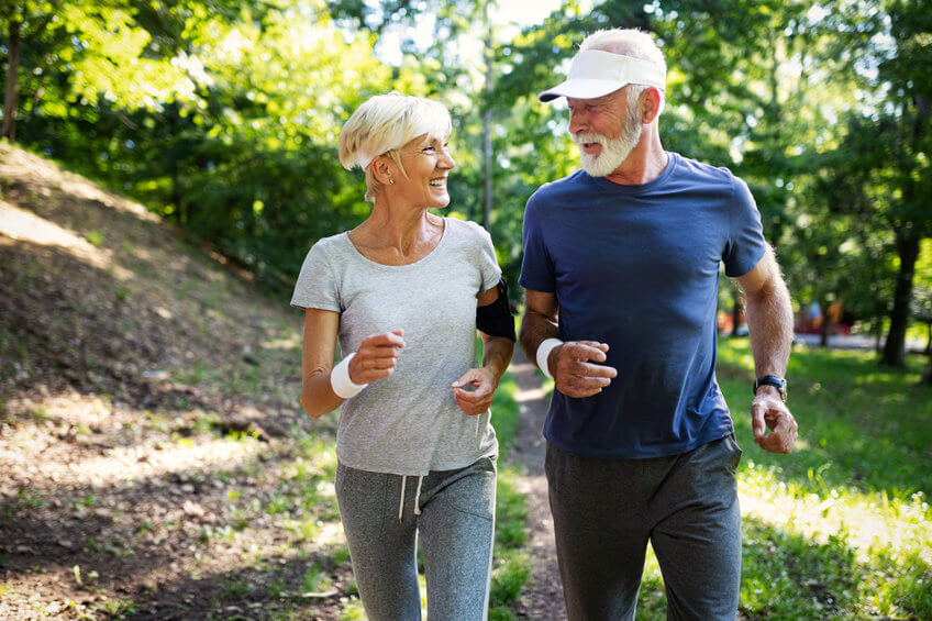 Paar joggt im Wald, um optimale Erholung in der Nacht zu finden