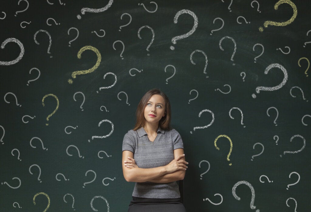 Frau stellt sich knifflige Fragen