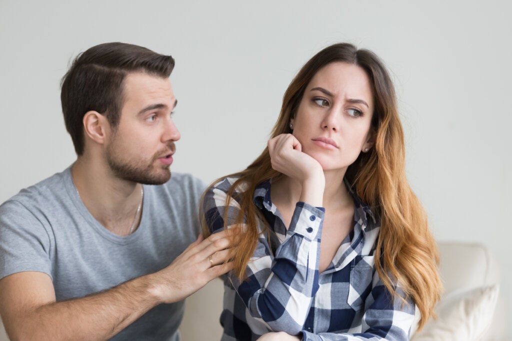 Mann belügt seine Partnerin - schwierige Beziehungsphasen